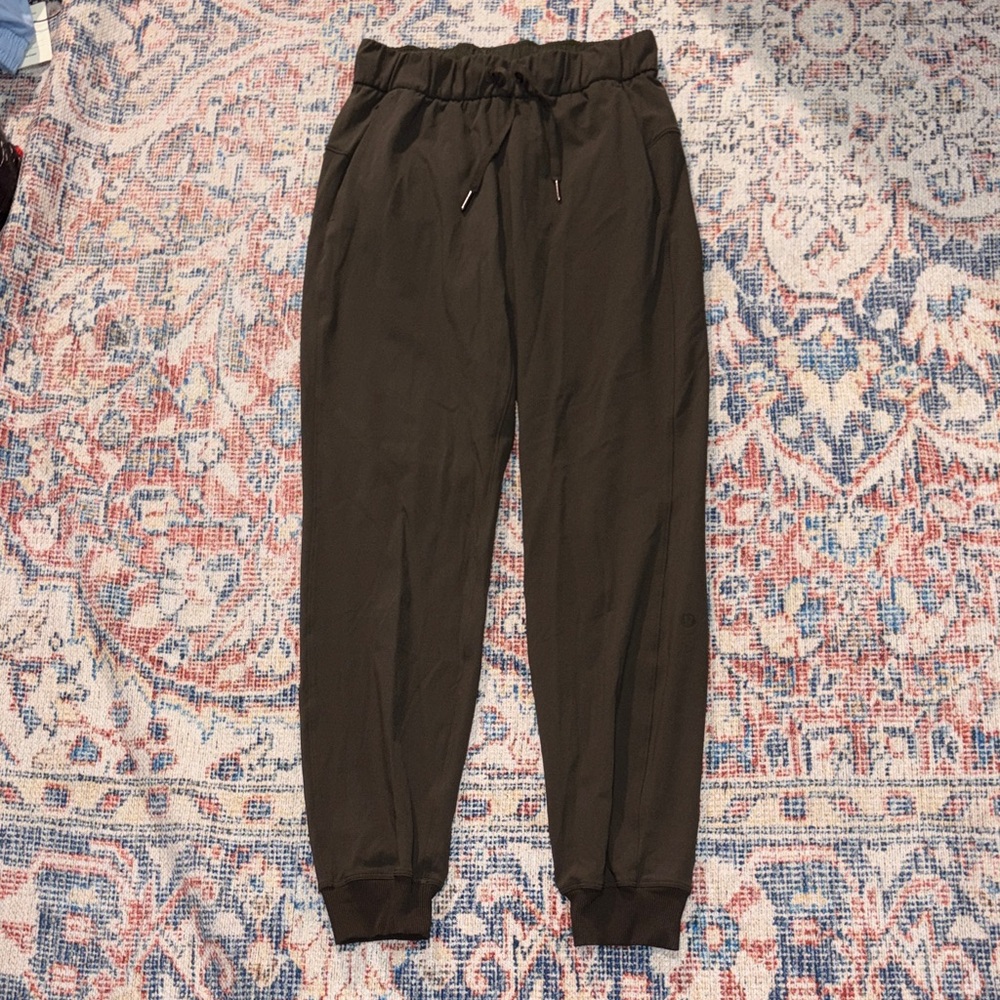 Lululemon On The Fly Jogger Luxtreme 25” in Dark Olive SZ 2 EUC - Picture 3 of 5